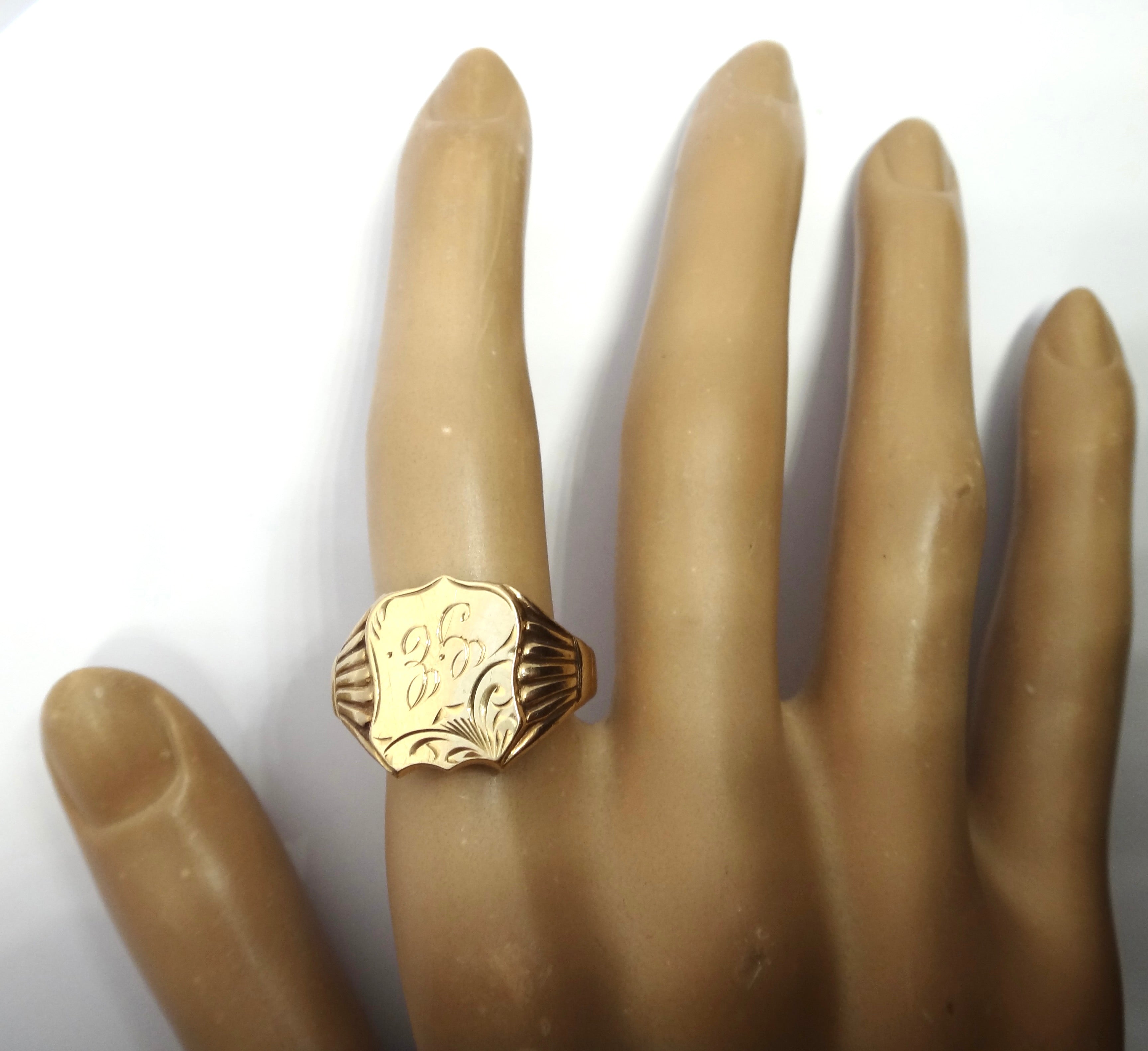 ANTIQUE 9ct Yellow Gold Shield Shaped Signet Ring