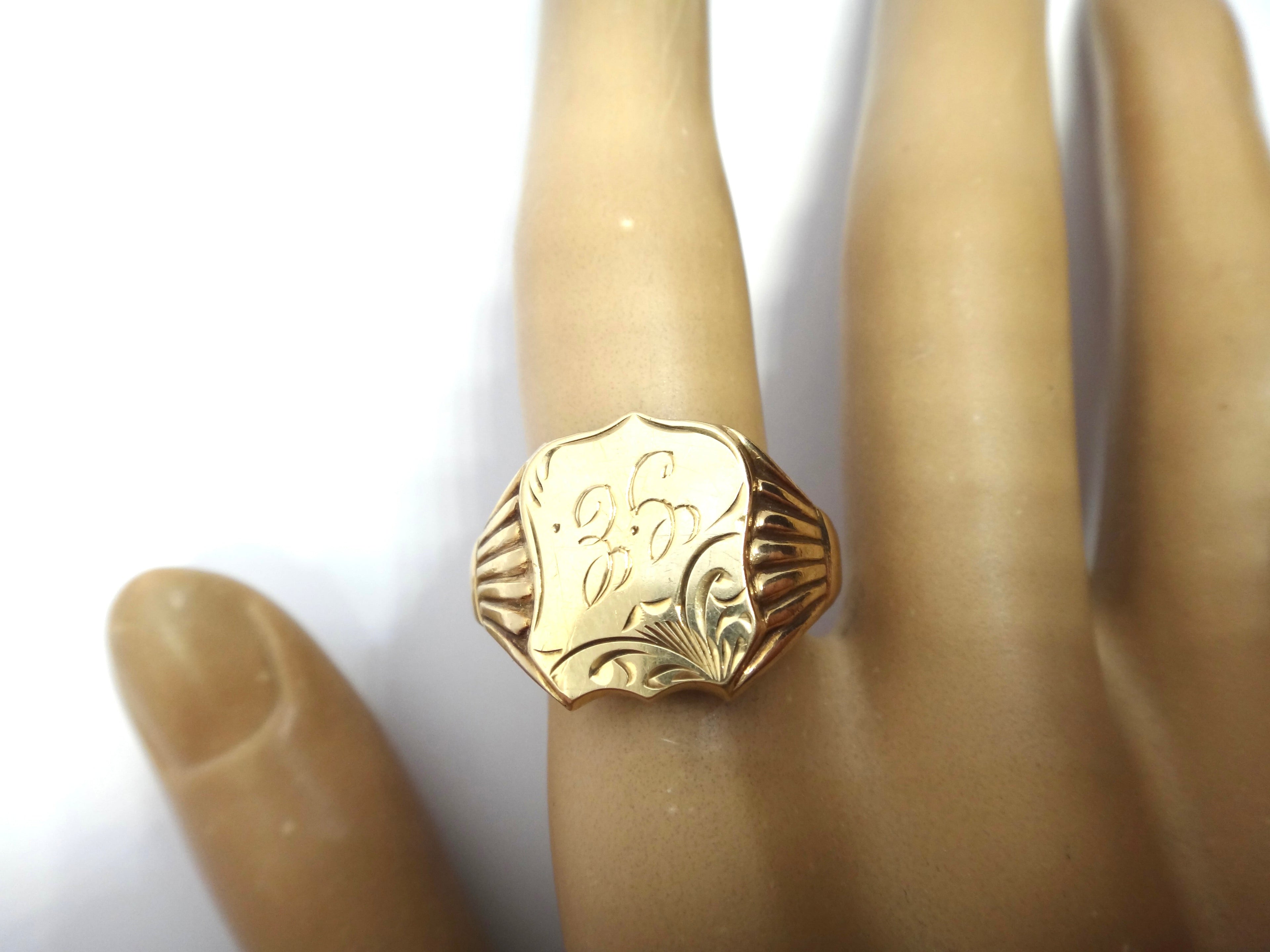 ANTIQUE 9ct Yellow Gold Shield Shaped Signet Ring